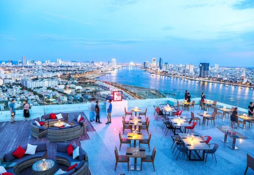 윈덤 다낭 골든 베이 루프탑 수영장에서 바라본 다낭 전경