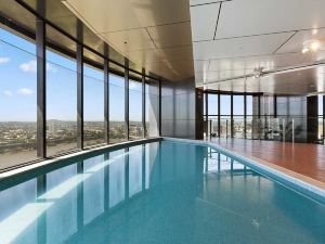 Sky Heart of Bne City 2Bed Apt Pool& Gym Qbn222-18