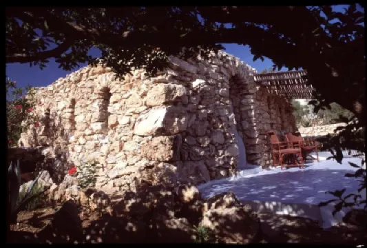 I Dammusi di Borgo Cala Creta Hotel dekat Pantai Spiaggia dei Conigli