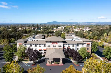Hampton Inn & Suites Windsor - Sonoma Wine Country Отели рядом с достопримечательностью «Парк Футхилл Риджинал»