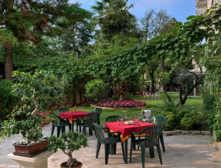 Hotel Terme Helvetia Отели рядом с достопримечательностью «Cristoforo Colombo»