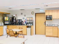 Lavissh Inn and Suites ワットコムのホテル