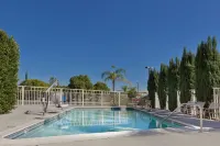 Days Inn by Wyndham Lathrop - Pools