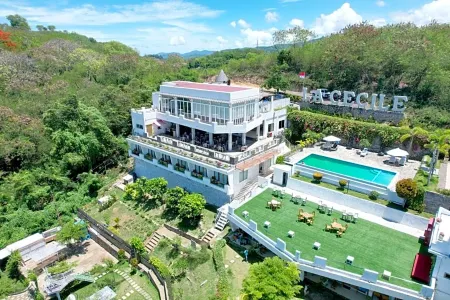 La Cecile Hotel & Cafe Komodo