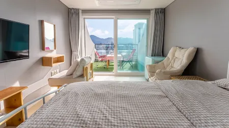 Present Pension Отели рядом с достопримечательностью «Skyline Luge Tongyeong»