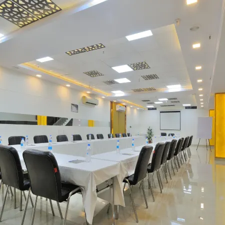 Hotel Sky Rich International -Near to Famous Karol Bagh Market & Metro Station Отели рядом с достопримечательностью «Рынок Карол Ба»