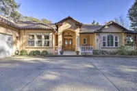 Santa Rosa Home w/ Private Pool & Tennis Court Hotel berhampiran Hood Mansion