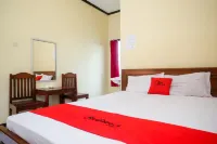 RedDoorz Near Candi Sukuh Karanganyar Hotels in Ngargoyoso