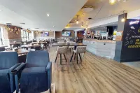 Village Hotel Swansea - bar