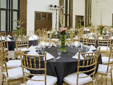 Oracle Hotel and Residences Отели рядом с достопримечательностью «Iglesia Ni Cristo Lokal Ng Templo Central»