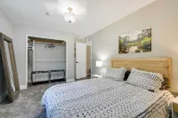 Waterfront Mariposa Hideaway Hot Tub and Mtn Views! 네바다 폭포 주변 호텔