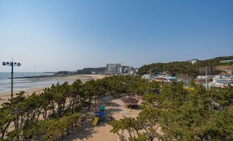 파도 소리 들리는 해변 숙소 이미지