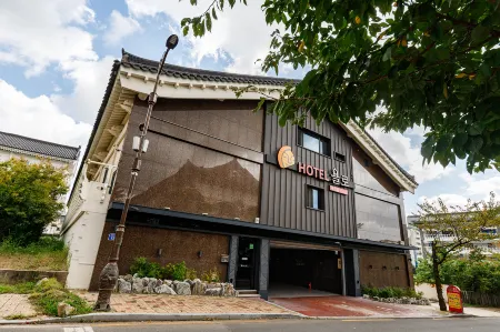 Gyeongju Yolo Отели рядом с достопримечательностью «Гробница Вонсон-вана в Кёнджу»