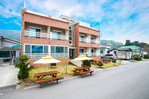 Samcheok Yongjeong Pension - 膳食民宿