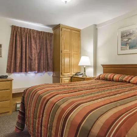 Econo Lodge  Inn & Suites