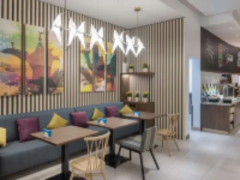 แฮมป์ตัน บาย ฮิลตัน คูเวต ซาลมิญ โรงแรมในSalmiya