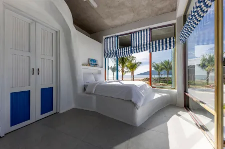 ISea by the Sea Отели рядом с достопримечательностью «Hoa Lan Island Resort»