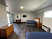 Holiday Motel - Motels