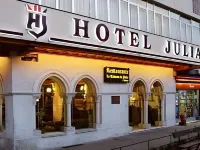 Hotel Julia فنادق في Santa Cruz de la Salceda