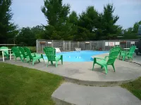 Super 8 by Wyndham Kingston - Pool