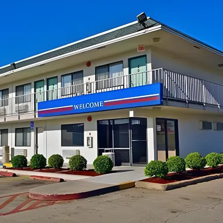 Super 7 Inn