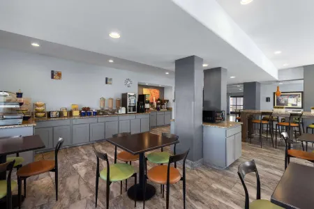 Days Inn & Suites by Wyndham Tucson/Marana Отели рядом с достопримечательностью «Tucson Premium Outlets»