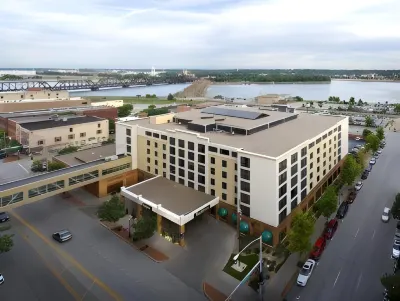 DoubleTree by Hilton Davenport Hotels near Walnut Center