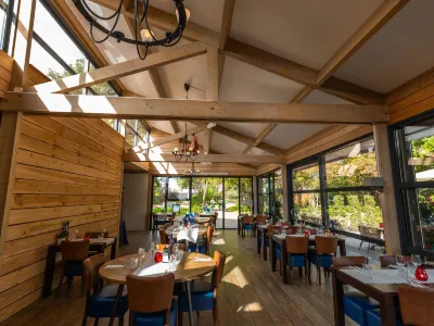 Four Season Lodge 6 โรงแรมใน