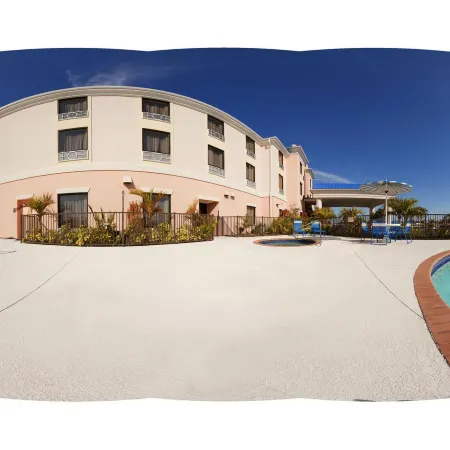 Holiday Inn Express & Suites LAKE OKEECHOBEE by IHG