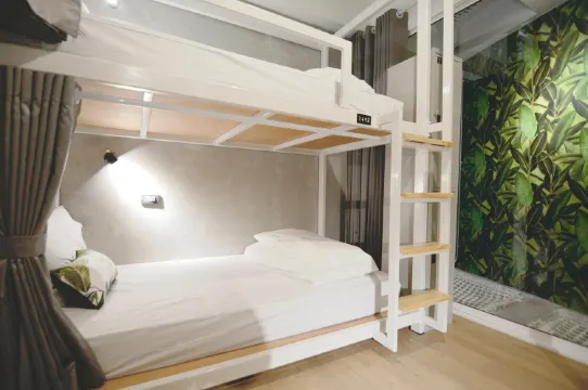 เตียงในห้องพักรวมหญิงแบบ 4 เตียง