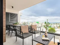 Sanders Only - Delightful 2-Bdr Apt with Balcony