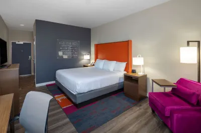 La Quinta Inn & Suites by Wyndham Greensboro Arpt High Point Hôtels à : Kernersville