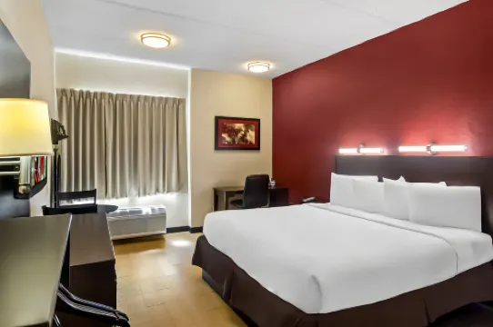 Red Roof Plus+ Jacksonville - Southpoint