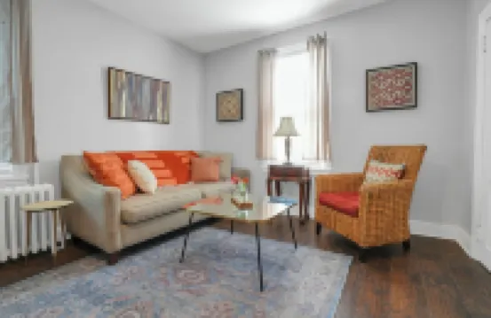 Huckleberry House - 2 Bedroom Apartment Fenced Backyard