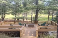 Large deck overlooking hiking trail/fiber-optic wifi/ short walk to village.