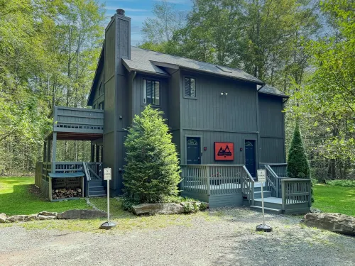 Poconos Hideaway Hot Tub, Zen Garden & Fire Pit, Hiking and Water Parks Nearby. - 샬레 호텔