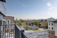 Chic Midtown Penthouse Escape - Pool, Gym, Patio with City Views