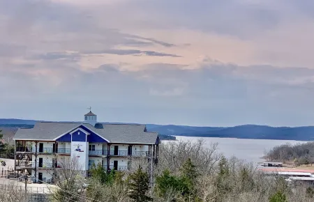 For a family vacation to remember book this TOP RATED 3BDR/2BA modern cottage. Отели рядом с достопримечательностью «Силвер Доллар Сити»