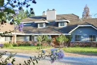 Beautiful home in Redding! Hotels in Junction