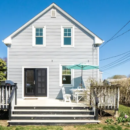 Walk to Beach/Cliff Walk! Fantastic Location! Winter Rentals! Fenced Yard! Pets!