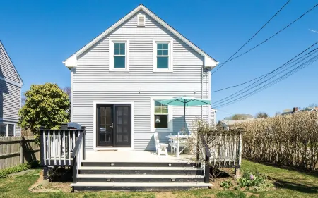 Walk to Beach/Cliff Walk! Fantastic Location! Winter Rentals! Fenced Yard! Pets! Отели рядом с достопримечательностью «Терд Бич»