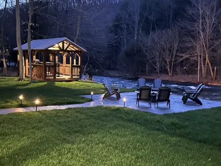 Gone Fishing cabin- family-friendly, riverfront & minutes from East Branch Lake.