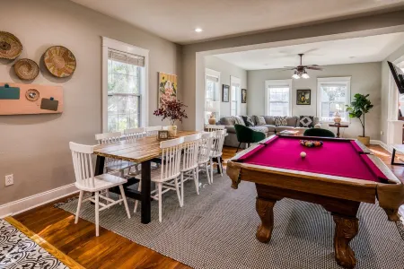 Washington House: Steps to Dwtn; Backyard oasis with fire pit/pool table/games