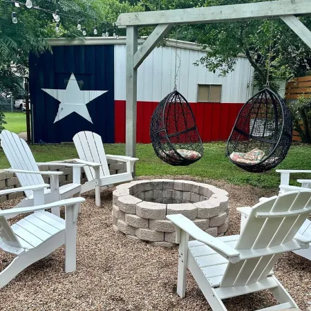 Washington House: Steps to Dwtn; Backyard oasis with fire pit/pool table/games
