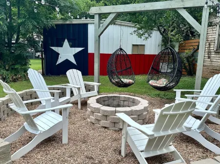 Washington House: Steps to Dwtn; Backyard oasis with fire pit/pool table/games Отели в г. Бренхем