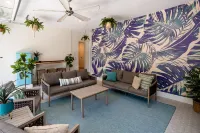 Cabana style vacation home, w/HOT TUB & easy stroll to beach, sleeps 16.