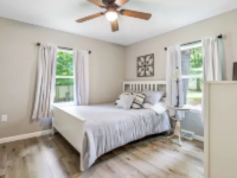 "The Hideaway 1" Charming 2-bedroom house with WiFi, AC in fabulous Farmington Hotels in St. Francois Township