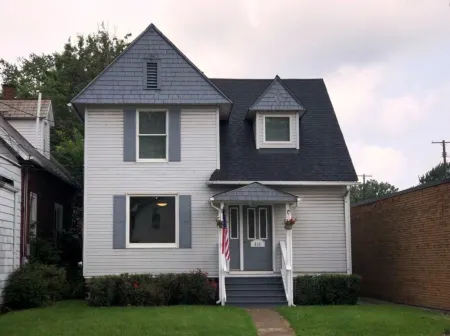 Beach themed home! Walking distance to the beach and Historic Ashtabula Harbor!