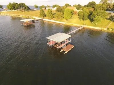 Lake Front Gated Property  Private Dock Book 3 Nights - Get 4th Night Free.