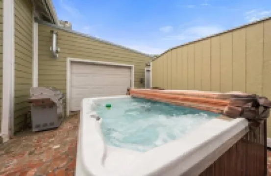 Spacious Waco Bear Den-5 BR/4BA + Mother-in-law Suite • Attached Garage•Hottub